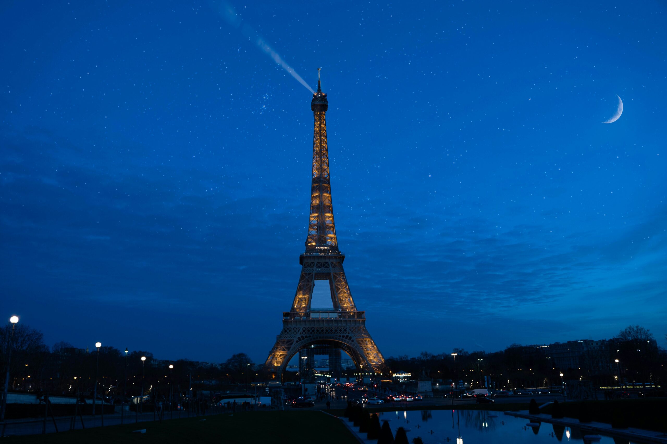 Torre Eiffel al atardecer en París, Francia